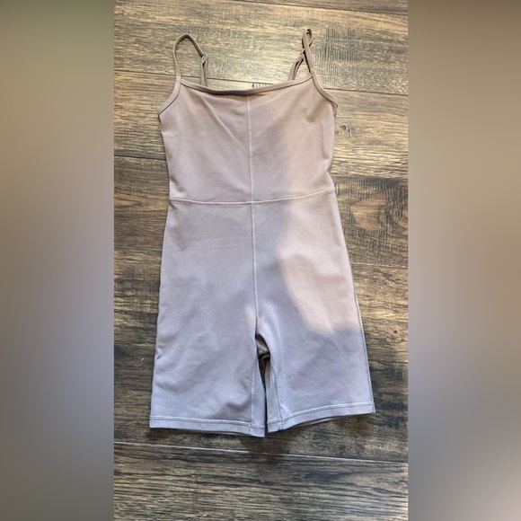 Wilfred Free Freestyle 5" Romper - Picture 2 of 4